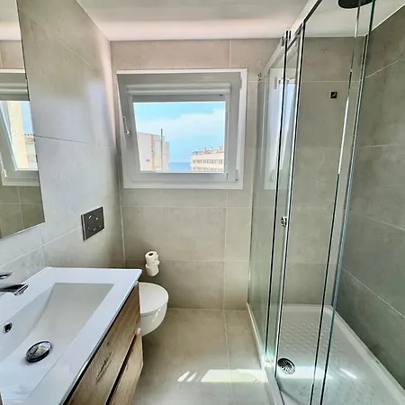 Neptuno & Diana Beachfront Central Suites *